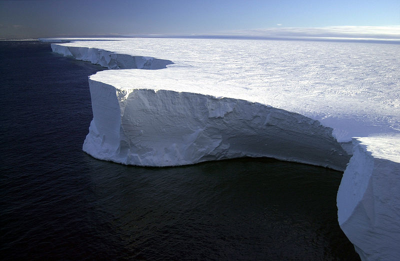Photographie de l'iceberg B-15A prise en janvier 2001.