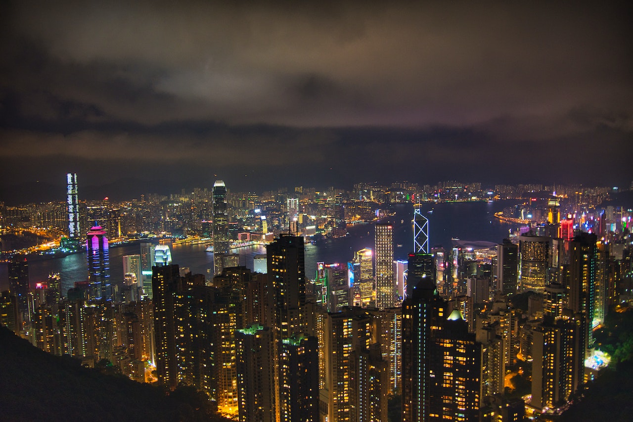 Hong Kong (Chine) est la ville comptant le plus grand nombre de gratte-ciels au monde.